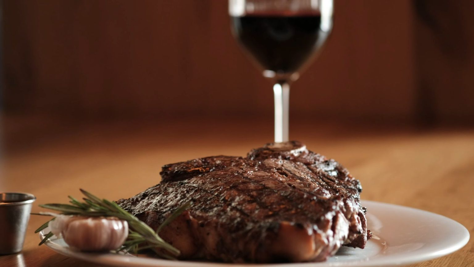 “Il Matrimonio dei Sensi: Black Angus Americano e Barolo Piemontese”